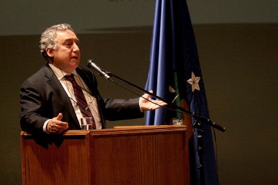 El Rector de la U. de Chile, quien fuera también vicedecano de Medicina, Dr. Ennio Vivaldi, dirigiéndose a los titulados.