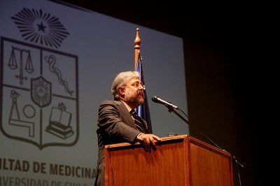 El decano de la Facultad de Medicina, Dr. Manuel Kukuljan, en la ceremonia.