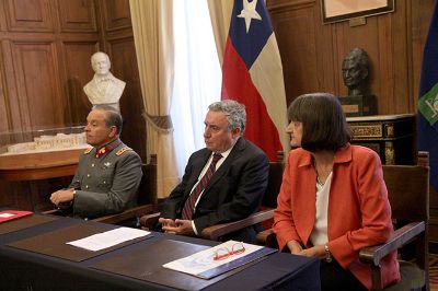El Comandante en Jefe del Ejército, Humberto Oviedo, junto al Rector Ennio Vivaldi y la vicerrectora Rosa Devés, encabezaron la ceremonia.