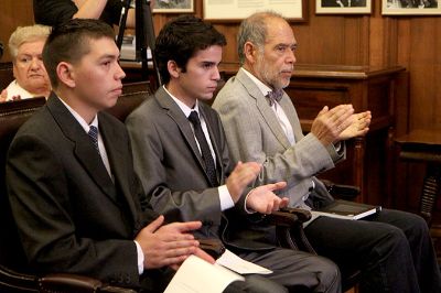 Carlos Cazorla y Felipe Rodríguez, nuevos estudiantes de la Universidad de Chile, junto al vicerrector de Asuntos Estudiantiles y Comunitarios, Juan Cortés.