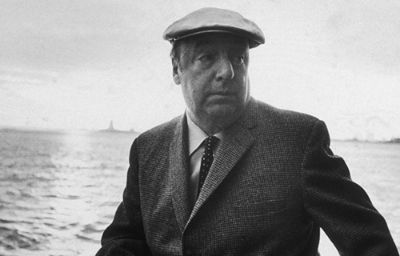 Neruda fue enterrado en el Cementerio General tras su muerte, ocurrida el 23 de septiembre del  73. En 1992 fue llevado a Isla Negra, lugar del que fue exhumado el 2013 para una investigación.