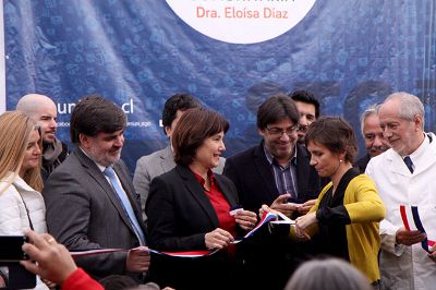 La alcadesa de Santiago, Carolina Tohá, y la ministra de Salud, Carmen Castillo encabezaron la inauguración de la Botica Comunitaria Dra. Eloísa Díaz.