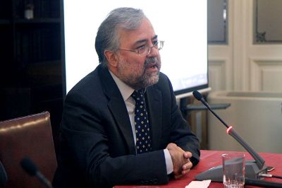 El decano de la Facultad de Medicina, Manuel Kukuljan, expuso sobre la relevancia de la Universidad de Chile como principal centro formador de especialistas del país. 