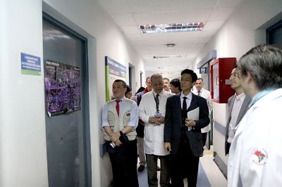 El experto japonés visitó el Hospital Clínico de la Universidad de Chile y la Facultad de Medicina.
