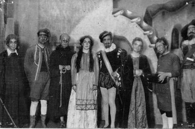"La Guarda Cuidadosa" de Miguel de Cervantes fue uno de los montajes con el que se presentaron por primera vez en 1941 los fundadores del Teatro Experimental de la Universidad de Chile.