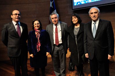 El ministro Undurraga junto a la senadora Muñoz, el Rector Vivaldi, la decana de la Maza y Sergio Bitar. 