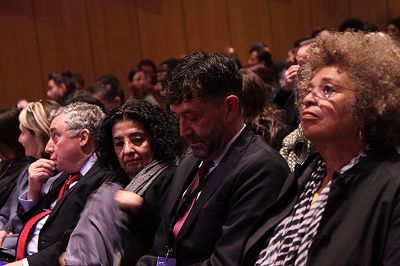 La académica y feminista Angela Davis fue parte de la inauguración del 10° Encuentro del Instituto Hemisférico de Performance y Política de la U. de Nueva York.