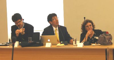 (Al centro) Profesor Javier Ruiz del Solar, Director, acompañado por Willy Kracht, Subdirector; y Diana Comte, Directora de Investigación de AMTC