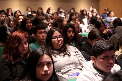 Decenas de alumnos de tercero medio de los liceos PACE asistieron a la ceremonia de bienvenida realizada por la Universidad de Chile.