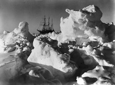 El autor del filme es Frank Hurley, uno de los más importantes fotógrafos del siglo XX y parte de la expedición de Shakleton.