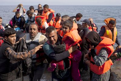 Millones de refugiados sirios se han visto desplazados por la guerra hacia países vecinos, o han atravesado el Mediterráneo en improvisadas balsas hacia Europa.