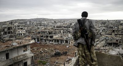 En la guerra se enfrentan múltiples actores como el ejército gubernamental, milicias rebeldes islamistas, grupos armados calificados como moderados por la OTAN, milicias kurdas y el ISIS.
