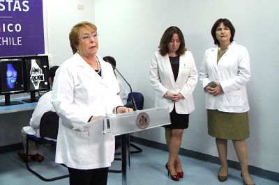 Esta mañana la Presidenta Michelle Bachelet visitó el Hospital Clínico de la U. de Chile, junto a la ministra de Salud, Carmen Castillo, y la subsecretaria de Redes Asistenciales, Gisela Alarcón. 