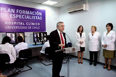 El Rector Vivaldi enfatizó en la misión pública que hoy, a través del HCUCH, une al Ministerio de Salud y la Universidad de Chile.