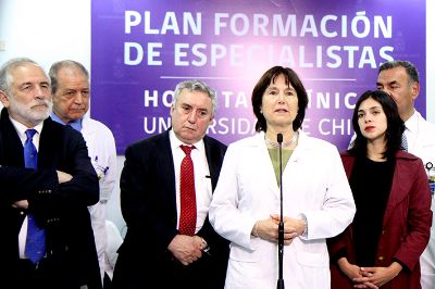 La ministra Castillo destacó que la alianza MINSAL-U. de Chile permitirá contar con nuevos especialistas para los lugares del país donde más se requieran.