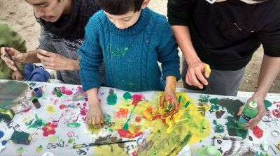 La "pintaton" fue la primera actividad grupal que hicieron, en la cual pusieron un lienzo en una mesa y lo decoraron pintando con sus manos y esponjas.
