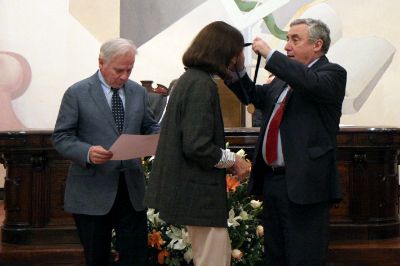 El Rector Vivaldi otorgó a los funcionarios y académicos reconocidos la medalla por los 40 años de servicio de la U. de Chile.