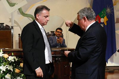 El Prorrector Rafael Epstein recibió en la ceremonia la Medalla Universidad de Chile.