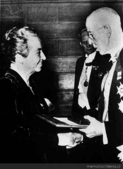El 10 de diciembre de 1945, Gabriela Mistral se convirtió en la primera figura latinoamericana en recibir el Premio Nobel de Literatura.