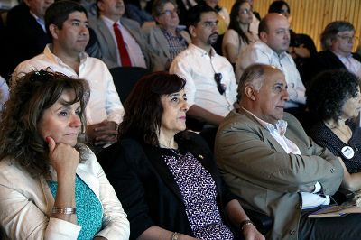 Autoridades de las entidades participantes y de la comunidad de Molina y Curicó participaron en el seminario donde los investigadores expusieron sus avances.
