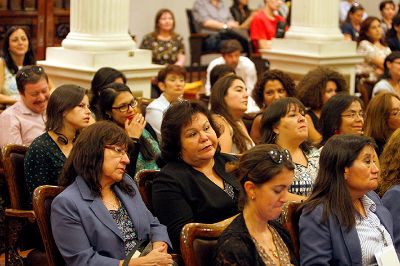 En el Salón de Honor de Casa Central la comunidad universitaria se reunió a conmemorar el Día Internacional de la Mujer. 