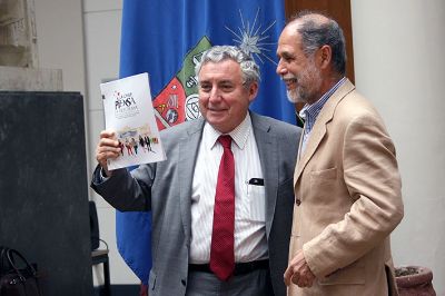 El presidente del CIRES, Vicerrector Juan Cortés, entregó al Rector, Ennio Vivaldi, el informe sobre la Reforma ala Educación Superior.