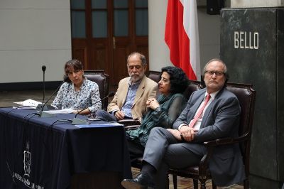 La Senadora Mercedes López, el Vicerrector Juan Cortés, la Vicerrectora Faride Zerán y el Decano de Derecho, Davor Harasic, entregaron el documento al Rector Vivaldi.