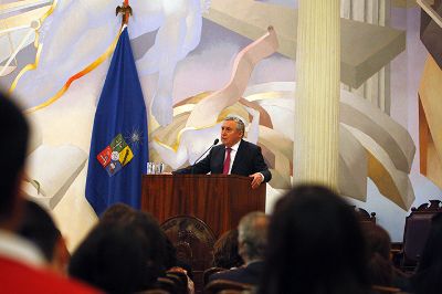 El Rector Ennio Vivaldi manifestó el compromiso de la Universidad de Chile respecto a la investigación y docencia en torno al Trastorno de Espectro Autista.