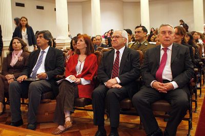 En el Salón de Honor de Casa Central se realizó la actividad que reunió al mundo académico, la sociedad civil y miembros del Gobierno.