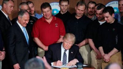 El presidente Trump firmó un decreto para deshacer medidas de mitigación al cambio climático implementadas por Barack Obama.