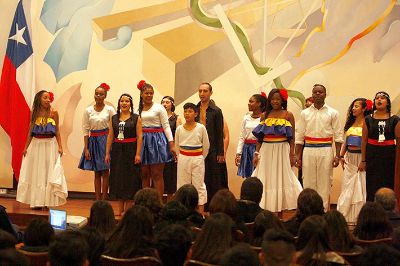 Cuerpo de baile multicultural del Liceo Profesora Gladys Valenzuela de la comuna de Lo Prado, participante del programa PACE U. Chile