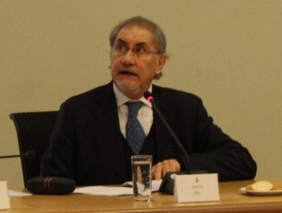 Profesor Luis Valladares, Vicepresidente del Consejo de Evaluación, en la sesión del Consejo Universitario.