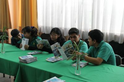 Equipo editorial de la revista Del Aula a la Pobla del Liceo Malaquías Concha revisando los reportajes.