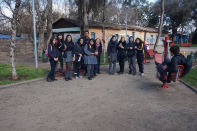 Grupo de estudiantes a cargo de la revista El Coipo a Caballo.
