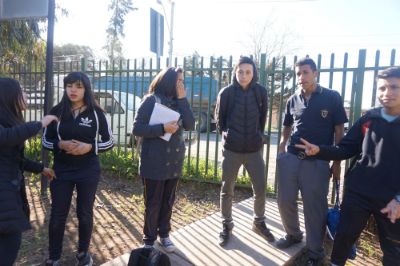 Estudiantes en terreno entrevistando a los adultos mayores de Noviciado.