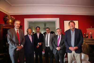 Las comitivas participantes de este encuentro académico se reunieron con el embajador de Chile en Suecia, José Goñi.