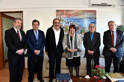 El jurado estuvo compuesto por la ministra Delpiano, el anterior Premio Nacional de Educación, Iván Núñez, y los rectores Ennio Vivaldi, Patricio Sanhueza y Diego Durán.