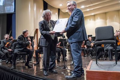 Como reconocimiento a su vasta trayectoria musical a nivel internacional, el compositor Juan Allende-Blin fue galardonado con la "Medalla Rectoral" de la Universidad de Chile.