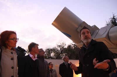 El profesor del Departamento de Astronomía e investigador del Centro de Astrofísica (CATA), Sebastián López, explicó a la delegación el trabajo de la Universidad de Chile en esta disciplina.