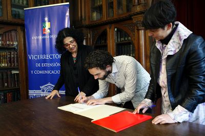 El manuscrito, que ahora resguarda el Archivo Central Andrés Bello, fue elaborado de puño y letra por Marta Brunet en un antiguo cuaderno escolar.