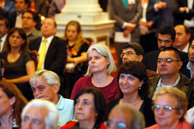 El multitudinario evento, realizado el lunes 20 de noviembre en el Salón de Honor de la Casa Central, dio inicio a las actividades conmemorativas de los 175 años de la Universidad de Chile.