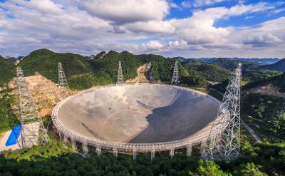 Con un diámetro equivalente a 30 canchas de fútbol, el radiotelescopio FAST es considerado el más grande del mundo y es una de las principales apuestas del ambicioso programa espacial chino.
