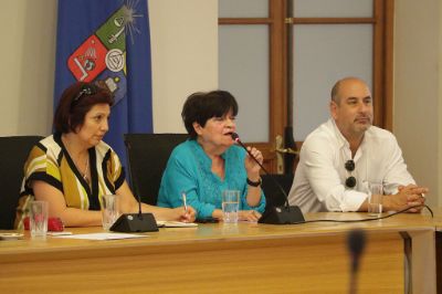 Mónica Llaña, académica del Departamento de Educación, Ximena Azúa, directora de Postgrado, y Pablo López, coordinador del Magíster en Gestión Educacional, presentaron el programa ante la plenaria. 