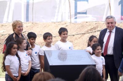 Un grupo de niños acompañó a la Presidenta y el Rector Vivaldi en la postura de la placa que marca la puesta en marcha de la iniciativa. 