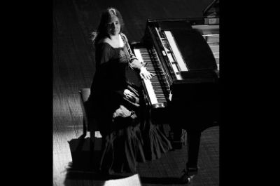 La pianista, cantante, compositora, productora musical y académica Milena Viertel ha publicado dos discos: "Puerto Olvido" (2008) y "Violeta de Chile" (2017).