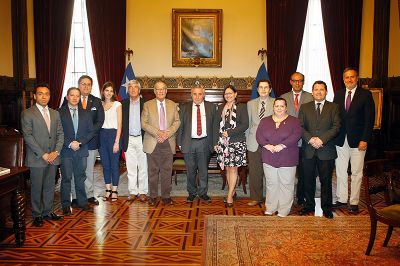 La delegación ecuatoriana fue recibida por el Rector Ennio Vivaldi y autoridades de la Facultad de Ciencias Químicas y Farmacéuticas y de la Facultad de Economía y Negocios.