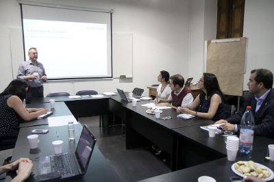Profesores participantes, como Jorge Carroza (FCFM) y Lucía Stecher (Filosofía), calificaron el programa como un aporte fundamental al proceso de internacionalización de la Universidad. 