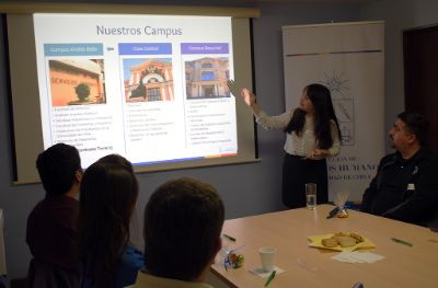 La psicóloga, integrante del equipo de gestión de personas de la Dirección de Recursos Humanos, Loreto Estay explica a los asistentes parte de la estructura institucional de la Universidad de Chile