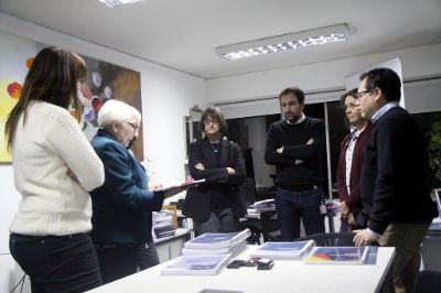 El pasado jueves 17 de mayo el equipo COAI, bajo la dirección de la profesora Gloria Riquelme, presentó al Rector Ennio Vivaldi la documentación generada en este proceso de autoevaluación.