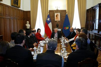 Autoridades y académicos de la Universidad de Chile, encabezados por el Rector Ennio Vivaldi, evaluaron los múltiples logros de esta alianza con la Universidad de El Salvador.